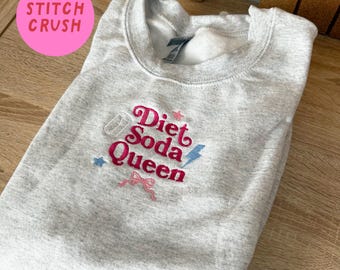 Sudadera gris ceniza con cuello redondo y bordado "Reina de los refrescos dietéticos"