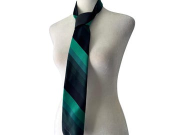 Gravata vintage Oscar de la Renta listrada diagonalmente em tons de verde-azulado, azul e preto, dos anos 90.