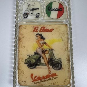 Könnte beinhalten: Ein klarer Glasteller mit drei Abschnitten. Die oberen Abschnitte zeigen einen Vespa-Roller und die italienische Flagge. Der untere Abschnitt hat ein Vintage-Bild einer Frau auf einem Vespa-Roller mit dem Text "Ti Amo" und "Vespa".