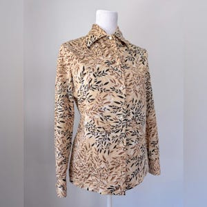 Blusa vintage com estampa de folhas dos anos 70 e manga comprida com gola e botões