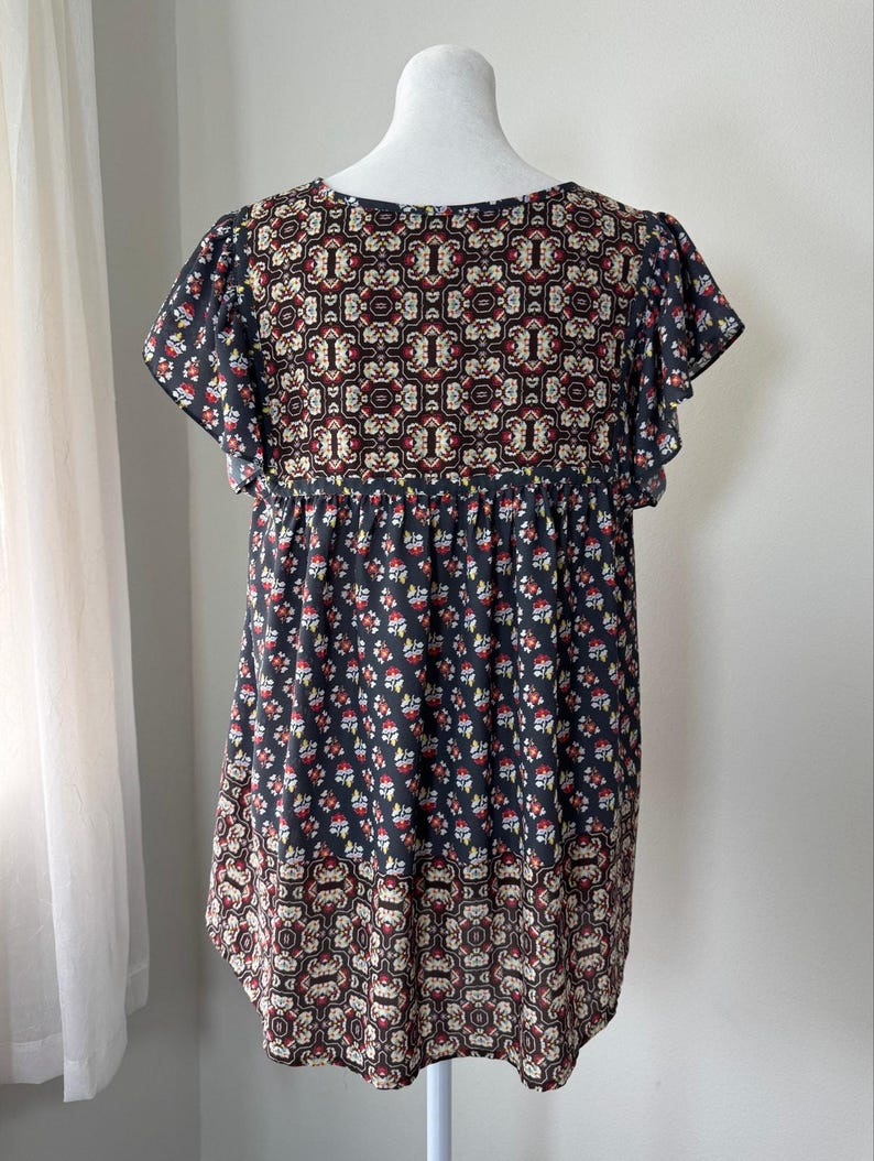 NYDJ Los Angeles Multicolored Floral Print Tie Neck Short Sleeve Blouse image 4