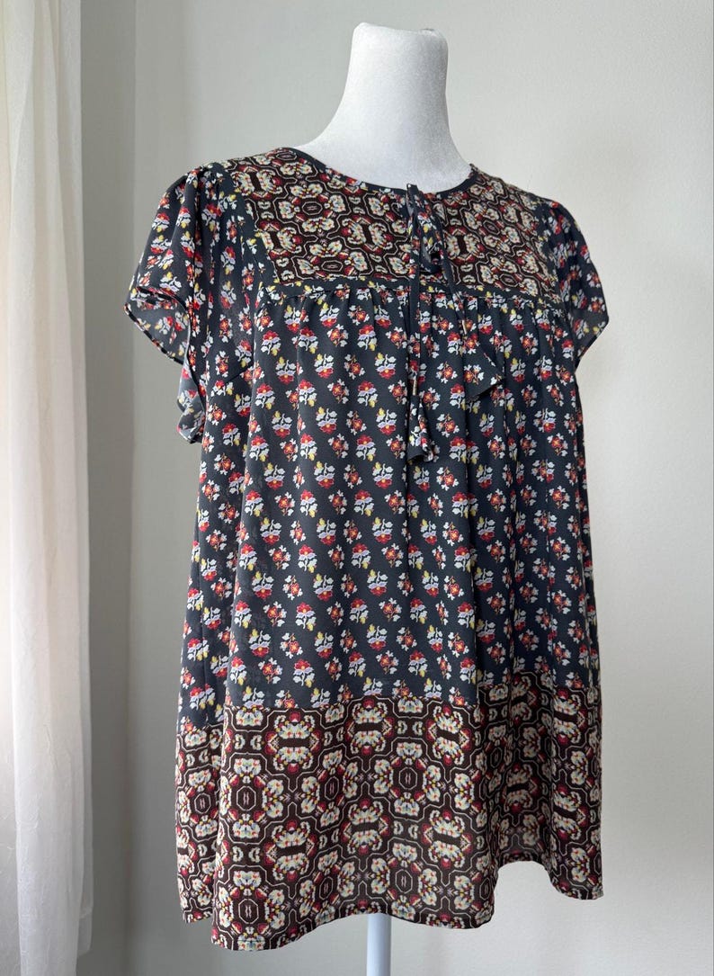 NYDJ Los Angeles Multicolored Floral Print Tie Neck Short Sleeve Blouse image 3