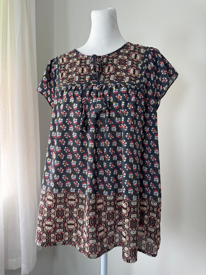 NYDJ Los Angeles Multicolored Floral Print Tie Neck Short Sleeve Blouse image 2