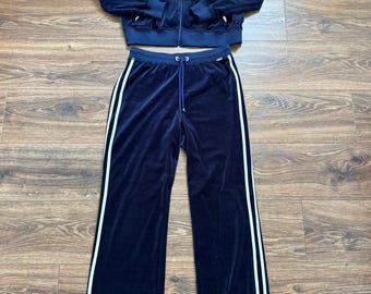 Sudadera y pantalón deportivo St. John Sport de rayas azul marino y blancas estilo vintage Y2K con cremallera completa.