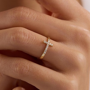 Gold Cross Ring with Diamond Cut Stones, Minimal Cross Band Ring, Elegant Gold Ring, Everyday Gold Jewelry, Dainty Ring, Gift for Her