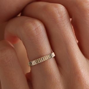 Massief gouden trouwring, gekarteld ontwerp, modern tintje, 14 kt en 18 kt, tijdloze sierlijke klassieke band, getextureerde ring, unieke effen gouden band