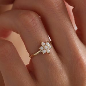 14金無垢パールリング、本物のゴールドを使用した女性用パール婚約指輪、繊細な淡水パールリング、ミニマルなパールステートメントバンドリング