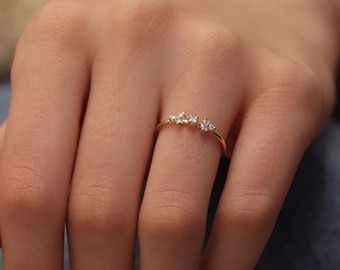 14k & 18k Minimal 7 Diamond Ring / Diamond Wedding Band / Gold Minimalist Ring / Engagement Ring available in Gold, Rose Gold and White Gold