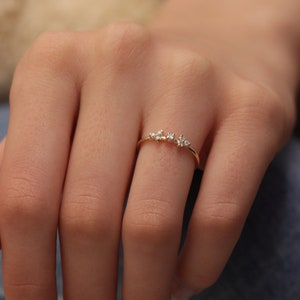 14k & 18k Minimal 7 Diamond Ring / Diamond Wedding Band / Gold Minimalist Ring / Engagement Ring available in Gold, Rose Gold and White Gold