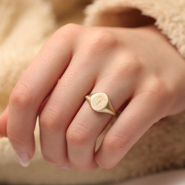 14k & 18k Gold Oval 12MM Signet Ring / Handmade Engraved Oval Signet Ring / Gold Signet / Circle Signet Ring / Gold Pinky Ring / Unisex Ring