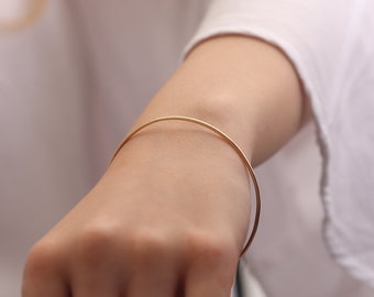 14k 18k Gold Solid Round Bangle/Minimalistische Slip op Bracelet/Handgemaakte Gold Bangle Bracelet Verkrijgbaar in goud, roségoud, witgoud