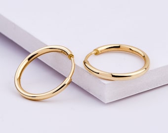Orecchini a cerchio rotondi in oro 14 carati / Cerchi in oro giallo massiccio lucido / Orecchini a cerchio Huggie in oro fatti a mano / Regalo di Natale / Regalo per la festa della mamma