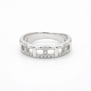 Puede incluir: Un anillo plateado con un dise&ntilde;o geom&eacute;trico. El anillo presenta una serie de cortes rectangulares y est&aacute; incrustado con peque&ntilde;as piedras preciosas brillantes. La banda tiene un acabado liso y pulido, creando un aspecto moderno y elegante.