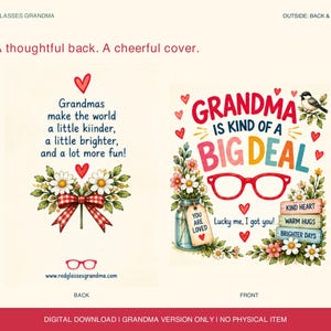 Pode incluir: Um design de cart&atilde;o de felicita&ccedil;&otilde;es digital mostrando a frente e o verso. A frente exibe o texto "GRANDMA IS KIND OF A BIG DEAL" com &oacute;culos vermelhos, flores, um p&aacute;ssaro e placas com "KIND HEART", "WARM HUGS" e "BRIGHTER DAYS". O verso apresenta texto sobre av&oacute;s, um la&ccedil;o xadrez vermelho e flores.