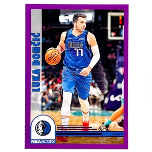 Tarjeta de homenaje a Luka Doncic (2022-23) de Panini NBA Hoops (morada o base n.° 293)