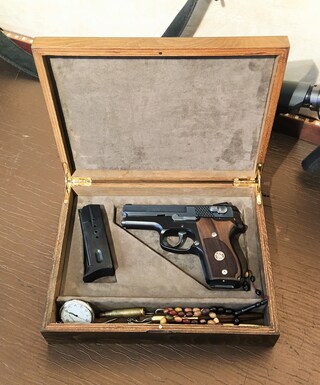 Supporto Per Pistola Porta Pistola In Legno MiOYOOW - Supporto Per 4-6 Pistole Con Cassetto Per Caricatori Espositore Pistole Con Cassetto