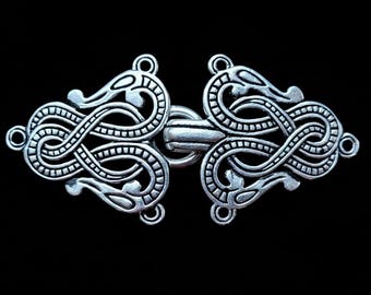 Wikinger Gewandhaken im Urnestil, Jackenschliesse aus Bronze versilbert