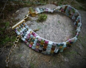Wunderschönes Armband aus geschliffenen Turmalinperlen und Larimar Perlen gewebt