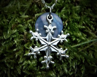 Zierliche Kette versilbert mit einem schönen Anhänger Schneeflocke und einer echten Perlmuttscheibe