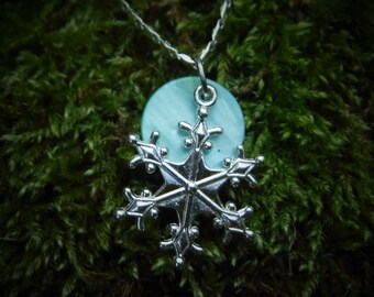 Zierliche Kette versilbert mit einem schönen Anhänger Schneeflocke und einer echten Perlmuttscheibe