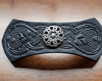 Schöne Haarspange mit keltischem Motiv geprägtes Leder mit genietetem Metallclip