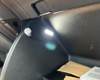 Le GlowBoxLite v4, éclairage de boîte à gants activé par le mouvement. Conçu pour VW ID.3,4,5 ou Buzz, mais s'adapte à toutes les voitures.