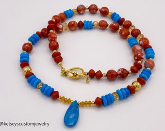 Collar con colgante de lágrima de turquesa y cuentas de madera de ágata y jaspe.