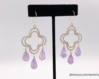 Boucles d’oreilles légères de lustre en argent de larme de larme avec des cristaux de Swarovski, cadeau pour elle, boucles d’oreilles pourpres de pierre précieuse