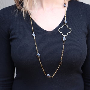 Collar de cadena larga con piedras preciosas de cuarzo ahumado y diseño quatrefoil con pendientes a juego