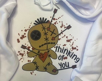 Voodoo-docka med huvtröja, gotisk häxtröja, mörk humor, kuslig alternativ estetik, edgy streetwear