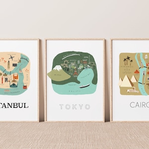 Puede incluir: Tres l&aacute;minas enmarcadas con ilustraciones de viajes. Las l&aacute;minas presentan mapas ilustrados de Estambul, Tokio y El Cairo. Cada mapa es colorido e incluye puntos de referencia y el nombre de la ciudad. La l&aacute;mina de Estambul muestra el texto "ISTANBUL".
