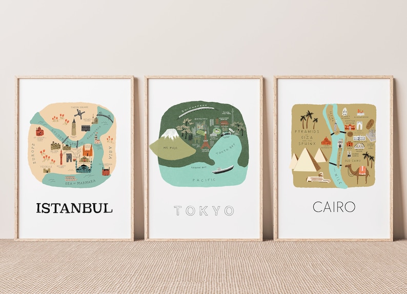 Puede incluir: Tres l&aacute;minas enmarcadas con ilustraciones de viajes. Las l&aacute;minas presentan mapas ilustrados de Estambul, Tokio y El Cairo. Cada mapa es colorido e incluye puntos de referencia y el nombre de la ciudad. La l&aacute;mina de Estambul muestra el texto "ISTANBUL".