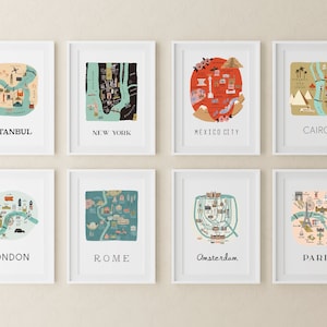 Puede incluir: Ocho impresiones art&iacute;sticas enmarcadas con mapas ilustrados de ciudades del mundo: Estambul, Nueva York, Ciudad de M&eacute;xico, El Cairo, Londres, Roma, &Aacute;msterdam y Par&iacute;s. Cada impresi&oacute;n tiene un borde blanco y el nombre de la ciudad debajo.