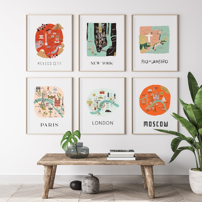 Puede incluir: Seis l&aacute;minas enmarcadas con mapas ilustrados de ciudades del mundo: Ciudad de M&eacute;xico, Nueva York, R&iacute;o de Janeiro, Par&iacute;s, Londres y Mosc&uacute;. Cada mapa detalla monumentos y nombres de ciudades.