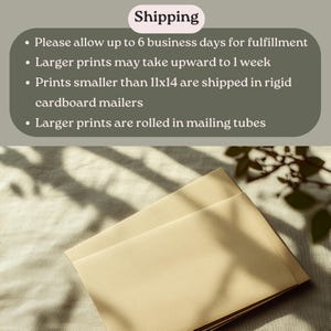 Puede incluir: Una pila de sobres de color beige claro, posiblemente para invitaciones o papeler&iacute;a. Los sobres est&aacute;n cuidadosamente dispuestos, con sus bordes alineados. El fondo presenta una tela suave y texturizada, y la iluminaci&oacute;n crea sombras sutiles.