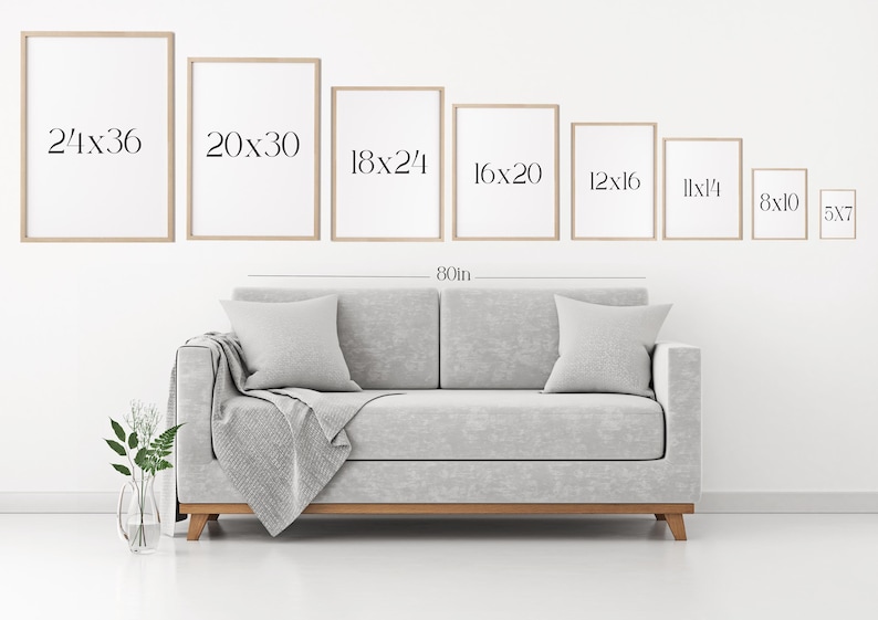 K&ouml;nnte beinhalten: Ein hellgraues Sofa mit einer Decke und zwei Kissen, positioniert unter einer Reihe von acht rechteckigen Rahmen in verschiedenen Gr&ouml;&szlig;en mit der Beschriftung 24x36, 20x30, 18x24, 16x20, 12x16, 11x14, 8x10 und 5x7 Zoll, mit einer Ma&szlig;linie f&uuml;r 80 Zoll.