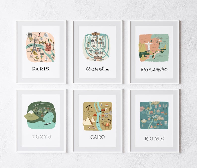 Puede incluir: Seis l&aacute;minas enmarcadas con mapas ilustrados de ciudades del mundo: Par&iacute;s, &Aacute;msterdam, R&iacute;o de Janeiro, Tokio, El Cairo y Roma. Cada l&aacute;mina tiene un borde blanco y el nombre de la ciudad debajo.