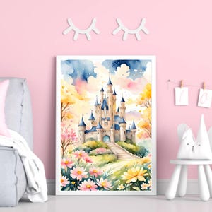 Pu&ograve; includere: Un dipinto ad acquerello di un castello da favola con un sentiero che conduce all'ingresso. Il castello &egrave; circondato da una lussureggiante foresta verde e fiori colorati. Il cielo &egrave; di un azzurro tenue con nuvole bianche e soffici.