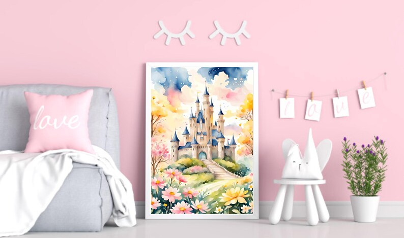 Pu&ograve; includere: Un dipinto ad acquerello di un castello da favola con un sentiero che conduce all'ingresso. Il castello &egrave; circondato da una lussureggiante foresta verde e fiori colorati. Il cielo &egrave; di un azzurro tenue con nuvole bianche e soffici.