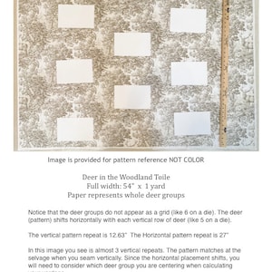 K&ouml;nnte beinhalten: Eine Nahaufnahme eines Stoffmusters mit einem sich wiederholenden Muster von Hirschen in einer Waldlandschaft. Der Stoff ist beige mit braunen Hirschen und B&auml;umen. Der Text "Deer in the Woodland Toile" ist unter dem Bild gedruckt. Der Stoff ist 54 Zoll breit und 1 Yard lang. Das Bild dient nur als Musterreferenz, nicht als Farbreferenz.