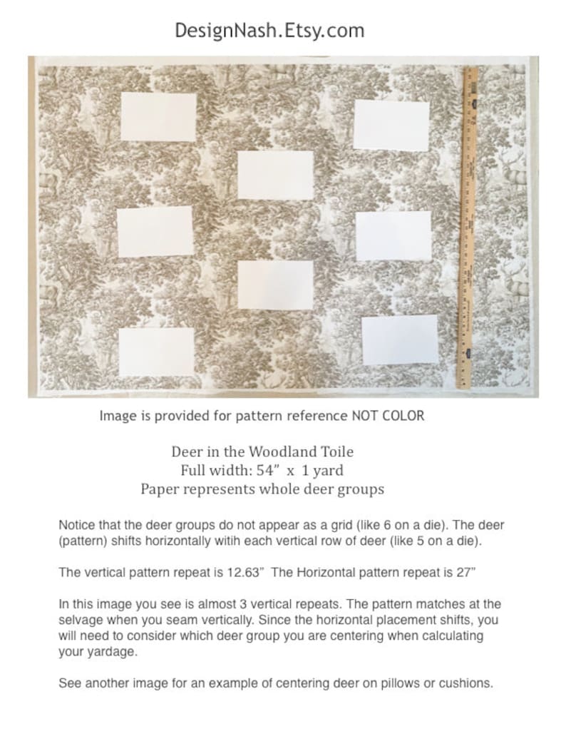 K&ouml;nnte beinhalten: Eine Nahaufnahme eines Stoffmusters mit einem sich wiederholenden Muster von Hirschen in einer Waldlandschaft. Der Stoff ist beige mit braunen Hirschen und B&auml;umen. Der Text "Deer in the Woodland Toile" ist unter dem Bild gedruckt. Der Stoff ist 54 Zoll breit und 1 Yard lang. Das Bild dient nur als Musterreferenz, nicht als Farbreferenz.