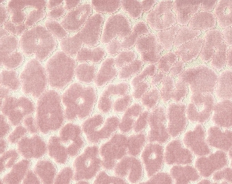 Pode incluir: Um tecido têxtil com um padrão animal repetitivo em tons de rosa seco e branco sujo. O design consiste em formas suaves, arredondadas e irregulares que criam uma aparência texturizada em toda a superfície.