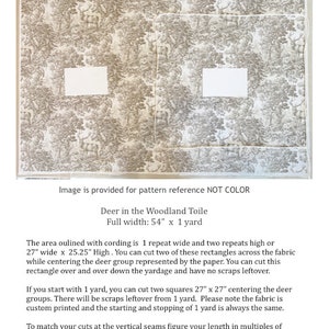 K&ouml;nnte beinhalten: Ein Nahaufnahme eines beigefarbenen Stoffes mit einem sich wiederholenden Muster aus stilisierten Hirschen in einer Waldlandschaft. Der Stoff ist 54 Zoll breit und 1 Yard lang. Der Text "Deer in the Woodland Toile" ist unter dem Bild gedruckt.