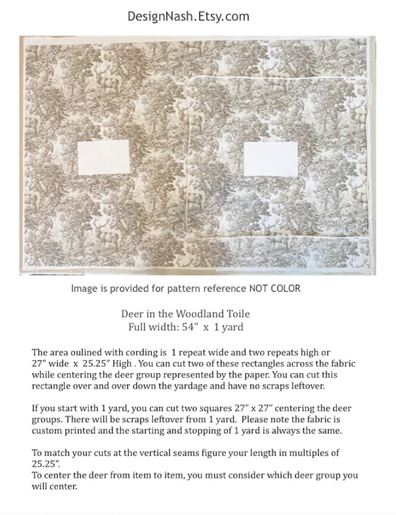 K&ouml;nnte beinhalten: Ein Nahaufnahme eines beigefarbenen Stoffes mit einem sich wiederholenden Muster aus stilisierten Hirschen in einer Waldlandschaft. Der Stoff ist 54 Zoll breit und 1 Yard lang. Der Text "Deer in the Woodland Toile" ist unter dem Bild gedruckt.