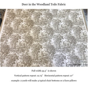 K&ouml;nnte beinhalten: Ein wei&szlig;er Stoff mit einem braunen Wald-Toile-Muster mit Hirschen, B&auml;umen und Bl&auml;ttern. Der Stoff ist 141 cm breit und hat eine vertikale Wiederholung von 32,4 cm und eine horizontale Wiederholung von 68,6 cm. Der Text "DESIGNNASH ETSY" ist in der unteren rechten Ecke des Bildes sichtbar.