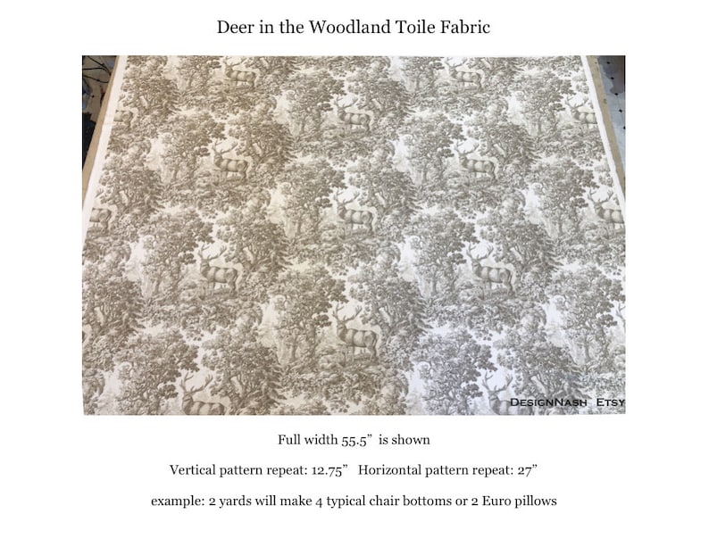 K&ouml;nnte beinhalten: Ein wei&szlig;er Stoff mit einem braunen Wald-Toile-Muster mit Hirschen, B&auml;umen und Bl&auml;ttern. Der Stoff ist 141 cm breit und hat eine vertikale Wiederholung von 32,4 cm und eine horizontale Wiederholung von 68,6 cm. Der Text "DESIGNNASH ETSY" ist in der unteren rechten Ecke des Bildes sichtbar.