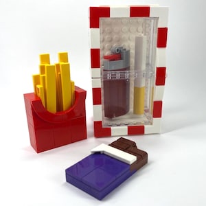 Rompi il vetro in caso di emergenza – Scatola di mattoncini LEGO® con patatine fritte, cioccolato o sigaretta e accendino / Espositore esilarante per ogni crisi