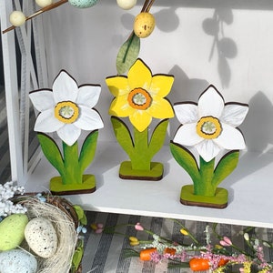 Small standing Daffodil, Hand painted Wood Daffodil decor, Wood Spring Flower, Handmade Easter Decor, Spring Tiered Tray Decor, Shelf sitter