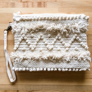 The CHLOE Boho Zippered Pouch Pochette à maquillage Sac à main avec poignet | Porte-monnaie tissé en macramé tapisserie à franges | Sac pour masques Boho Festival
