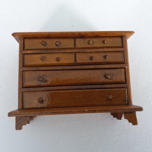 chest of drawers - dollhouse bedroom